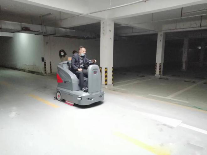 昌平小区物业保洁不用人力改用驾驶式洗地机了